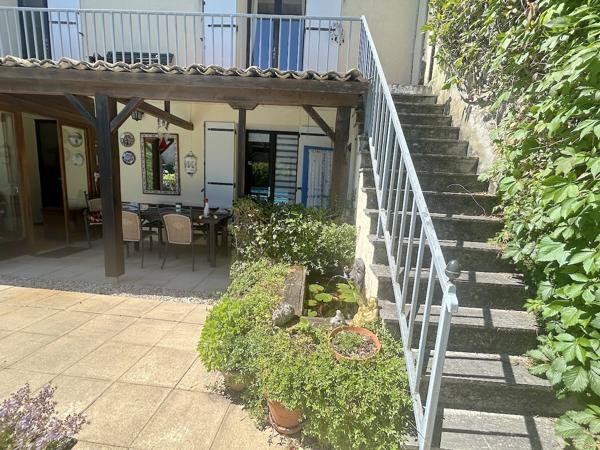2 Maisons, piscine, garage et terrace avec commerces a deux pieds.