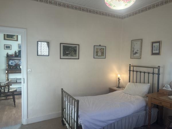 2 Maisons, piscine, garage et terrace avec commerces a deux pieds.