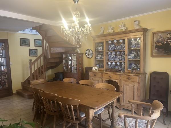 2 Maisons, piscine, garage et terrace avec commerces a deux pieds.