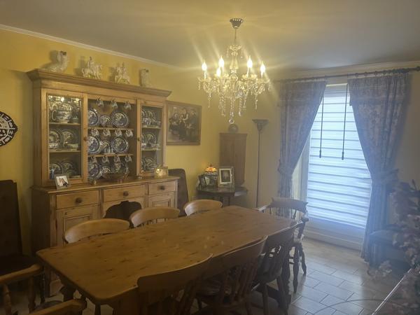 2 Maisons, piscine, garage et terrace avec commerces a deux pieds.