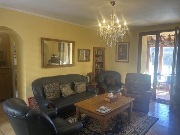2 Maisons, piscine, garage et terrace avec commerces a deux pieds.