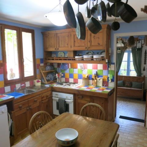 2 Maisons, piscine, garage et terrace avec commerces a deux pieds.