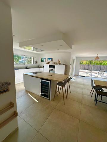 Maison contemporaine aux belles prestations aux Conches.