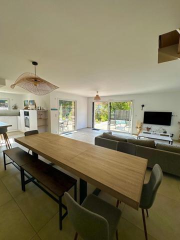 Maison contemporaine aux belles prestations aux Conches.