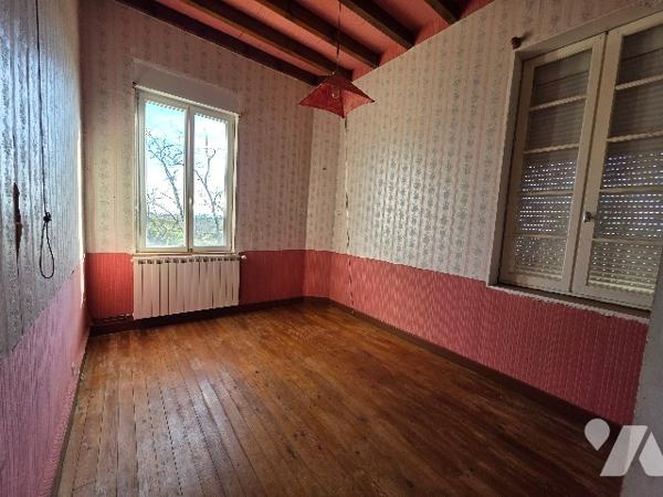 A vendre maison 5 pièces de144m² avec grange attenante, séchoir et terrain.