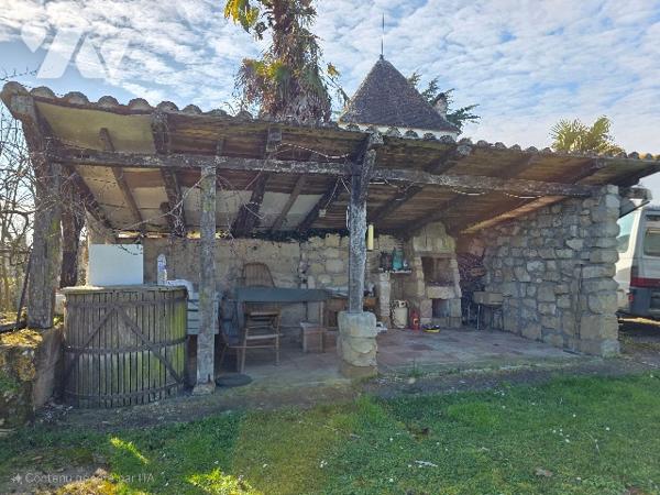A vendre maison 5 pièces de144m² avec grange attenante, séchoir et terrain.