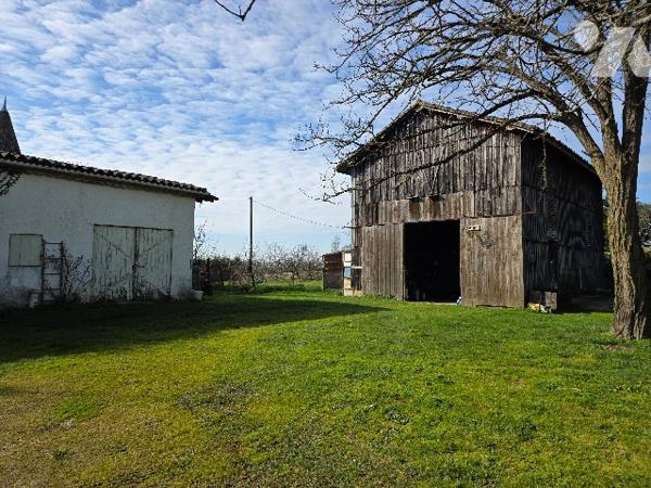 A vendre maison 5 pièces de144m² avec grange attenante, séchoir et terrain.