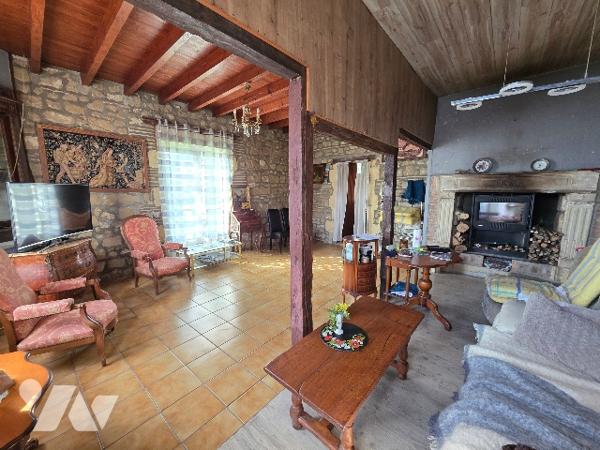 A vendre maison 5 pièces de144m² avec grange attenante, séchoir et terrain.