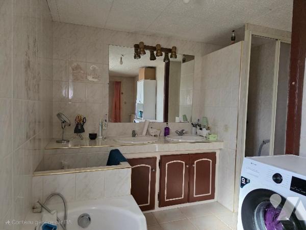 A vendre maison 5 pièces de144m² avec grange attenante, séchoir et terrain.