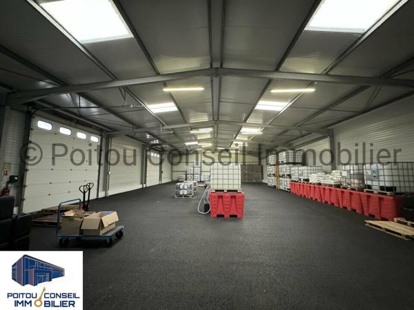 BATIMENT INDEPENDANT CLOS ET ARBORE BUREAU ET STOCKAGE 932m2 ZONE MENDES FRANCE CHAURAY NIORT