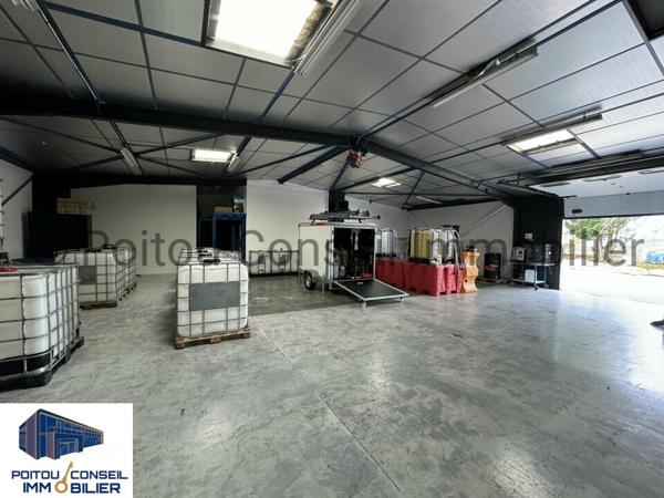 BATIMENT INDEPENDANT CLOS ET ARBORE BUREAU ET STOCKAGE 932m2 ZONE MENDES FRANCE CHAURAY NIORT