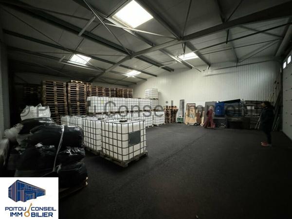 BATIMENT INDEPENDANT CLOS ET ARBORE BUREAU ET STOCKAGE 932m2 ZONE MENDES FRANCE CHAURAY NIORT