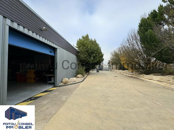BATIMENT INDEPENDANT CLOS ET ARBORE BUREAU ET STOCKAGE 932m2 ZONE MENDES FRANCE CHAURAY NIORT