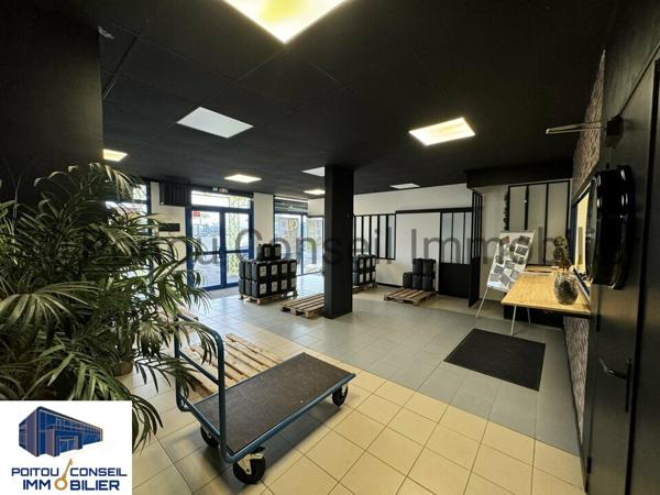 BATIMENT INDEPENDANT CLOS ET ARBORE BUREAU ET STOCKAGE 932m2 ZONE MENDES FRANCE CHAURAY NIORT