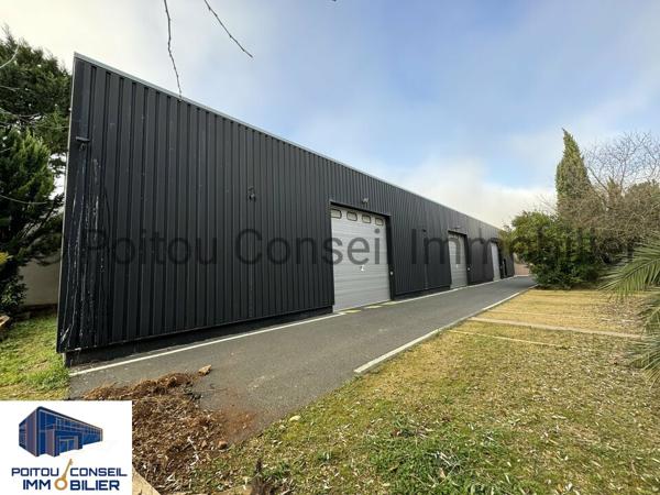 BATIMENT INDEPENDANT CLOS ET ARBORE BUREAU ET STOCKAGE 932m2 ZONE MENDES FRANCE CHAURAY NIORT