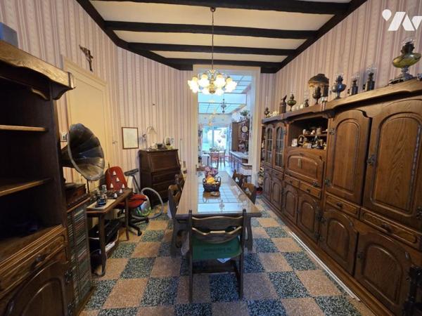 LAMBERSART, AU PIED DU METRO- MAISON 1930 A MODERNISER DANS SON ENSEMBLE - 117 M2 HAB - JARDIN