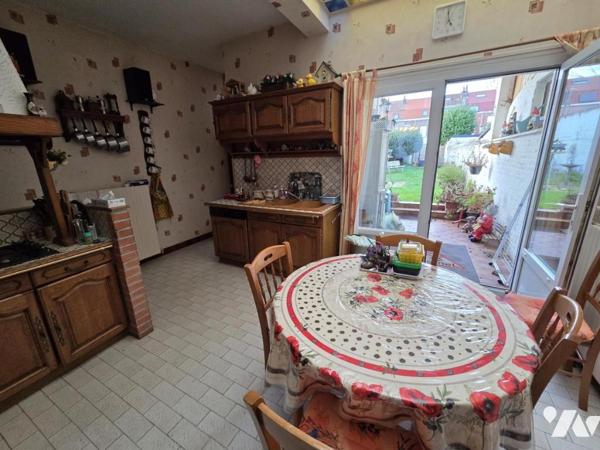 LAMBERSART, AU PIED DU METRO- MAISON 1930 A MODERNISER DANS SON ENSEMBLE - 117 M2 HAB - JARDIN