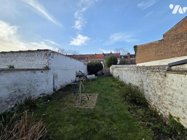 LAMBERSART, AU PIED DU METRO- MAISON 1930 A MODERNISER DANS SON ENSEMBLE - 117 M2 HAB - JARDIN