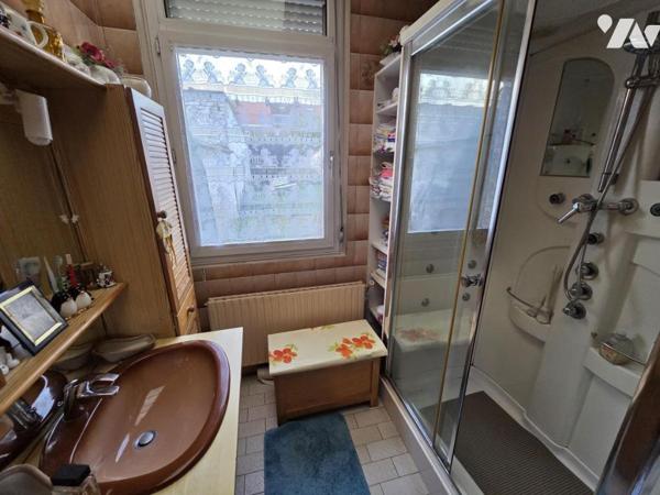 LAMBERSART, AU PIED DU METRO- MAISON 1930 A MODERNISER DANS SON ENSEMBLE - 117 M2 HAB - JARDIN