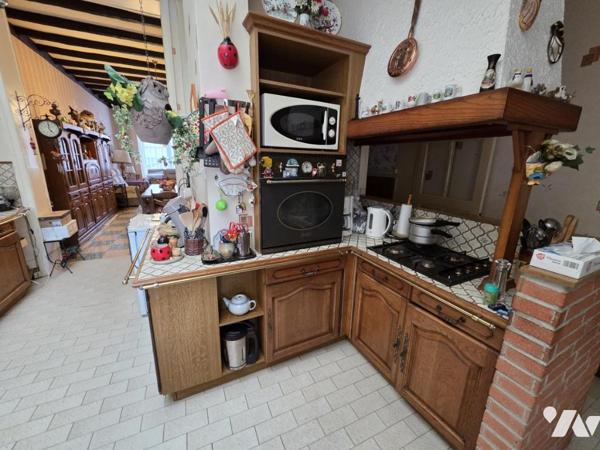 LAMBERSART, AU PIED DU METRO- MAISON 1930 A MODERNISER DANS SON ENSEMBLE - 117 M2 HAB - JARDIN