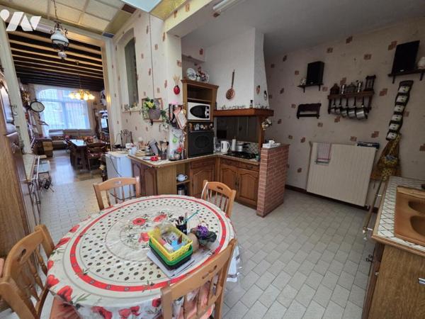 LAMBERSART, AU PIED DU METRO- MAISON 1930 A MODERNISER DANS SON ENSEMBLE - 117 M2 HAB - JARDIN