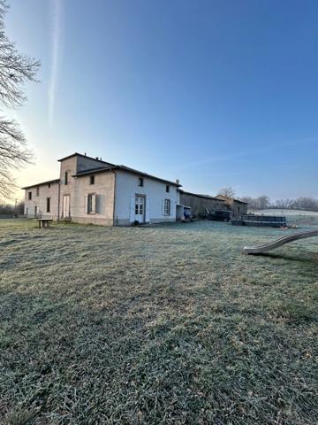 Grande Ferme de 250m2 habitables avec 700m2 de dépendances sur un terrain de 7500m2 proche de Feurs