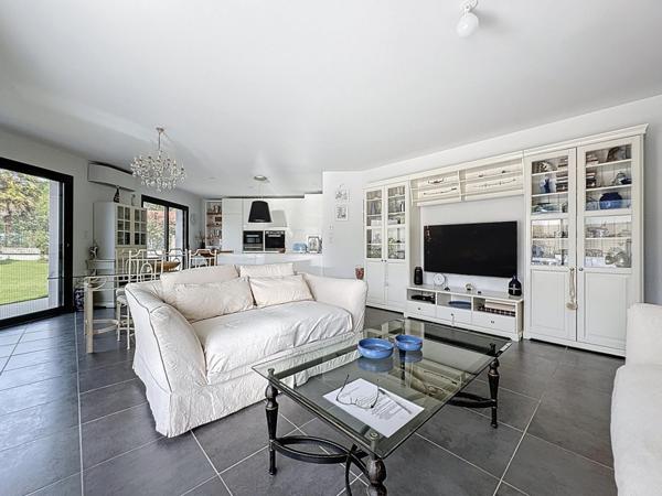 Villa contemporaine avec piscine et très faible consommation énergétique