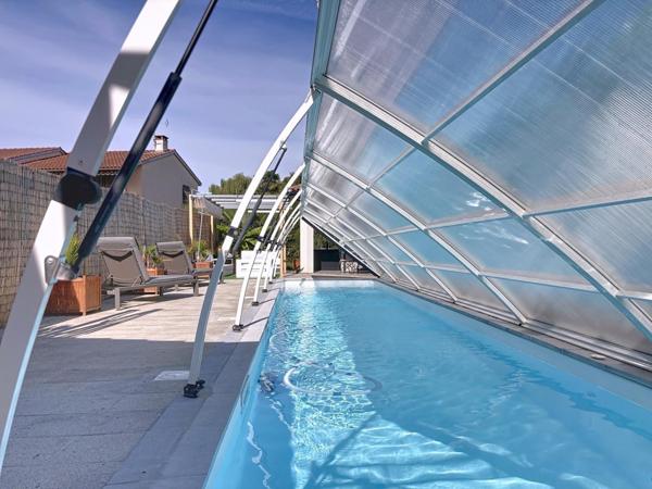 Villa contemporaine avec piscine et très faible consommation énergétique