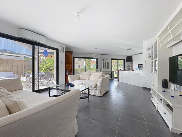 Villa contemporaine avec piscine et très faible consommation énergétique