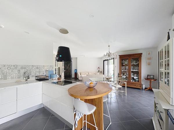 Villa contemporaine avec piscine et très faible consommation énergétique