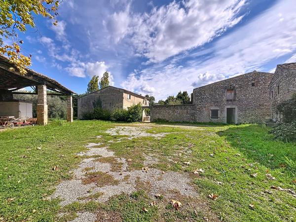 ETOILE SUR RHONE : Corps de ferme en pierre a renover 6 pieces 4 chambres et plusieurs dependances