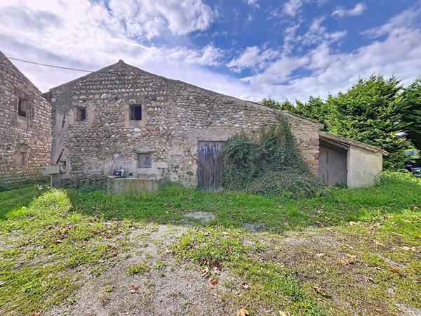ETOILE SUR RHONE : Corps de ferme en pierre a renover 6 pieces 4 chambres et plusieurs dependances