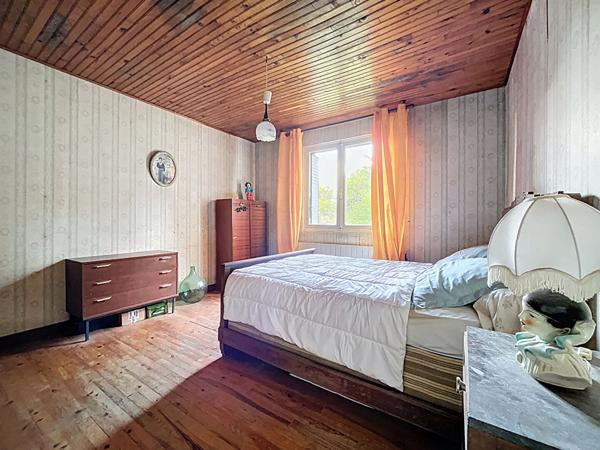 ETOILE SUR RHONE : Corps de ferme en pierre a renover 6 pieces 4 chambres et plusieurs dependances