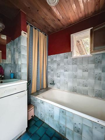 ETOILE SUR RHONE : Corps de ferme en pierre a renover 6 pieces 4 chambres et plusieurs dependances