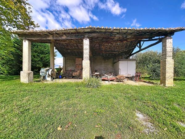 ETOILE SUR RHONE : Corps de ferme en pierre a renover 6 pieces 4 chambres et plusieurs dependances