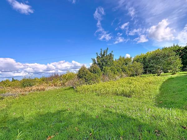 ETOILE SUR RHONE : Corps de ferme en pierre a renover 6 pieces 4 chambres et plusieurs dependances