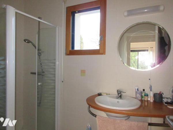 TRES BELLE MAISON DE 2002 SUR PRES DE 1 HECTAR DE TERRAIN