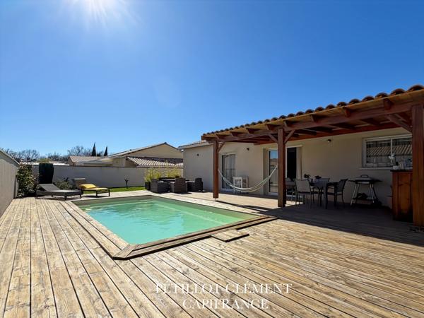 MAISON COSY DE PLAIN-PIED AVEC PISCINE DANS UN ENVIRONNEMENT CALME ET RECHERCHÉ
