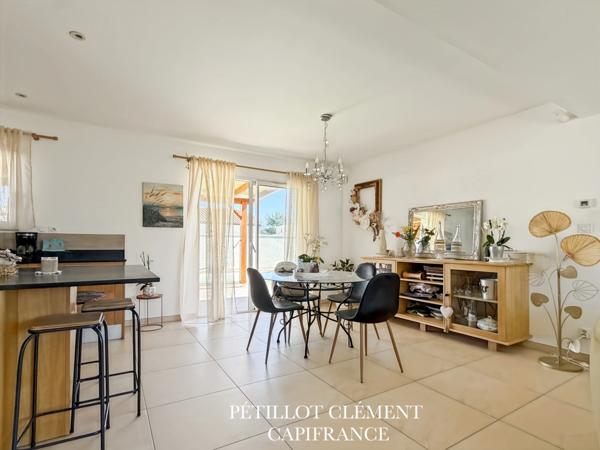 MAISON COSY DE PLAIN-PIED AVEC PISCINE DANS UN ENVIRONNEMENT CALME ET RECHERCHÉ