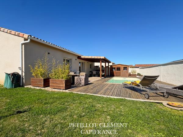 MAISON COSY DE PLAIN-PIED AVEC PISCINE DANS UN ENVIRONNEMENT CALME ET RECHERCHÉ