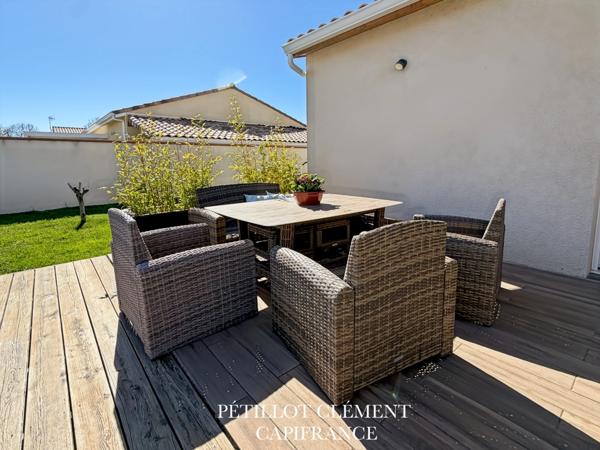 MAISON COSY DE PLAIN-PIED AVEC PISCINE DANS UN ENVIRONNEMENT CALME ET RECHERCHÉ
