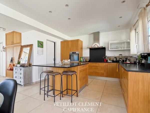 MAISON COSY DE PLAIN-PIED AVEC PISCINE DANS UN ENVIRONNEMENT CALME ET RECHERCHÉ