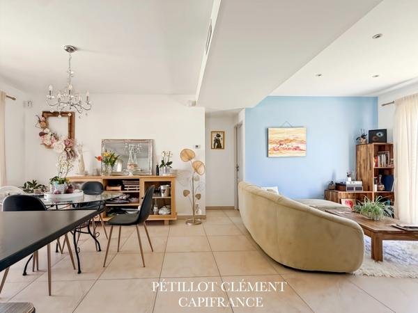 MAISON COSY DE PLAIN-PIED AVEC PISCINE DANS UN ENVIRONNEMENT CALME ET RECHERCHÉ