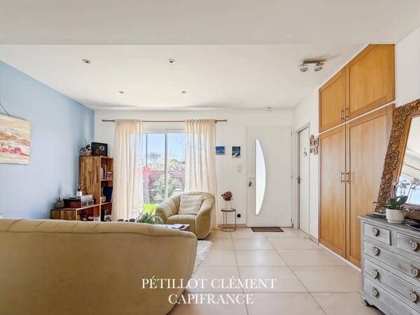 MAISON COSY DE PLAIN-PIED AVEC PISCINE DANS UN ENVIRONNEMENT CALME ET RECHERCHÉ