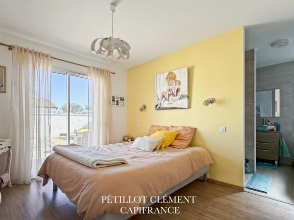 MAISON COSY DE PLAIN-PIED AVEC PISCINE DANS UN ENVIRONNEMENT CALME ET RECHERCHÉ