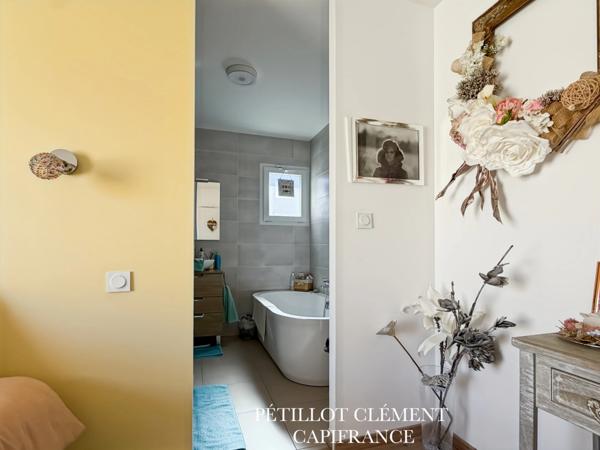 MAISON COSY DE PLAIN-PIED AVEC PISCINE DANS UN ENVIRONNEMENT CALME ET RECHERCHÉ