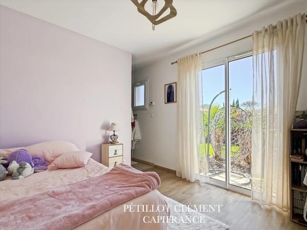 MAISON COSY DE PLAIN-PIED AVEC PISCINE DANS UN ENVIRONNEMENT CALME ET RECHERCHÉ