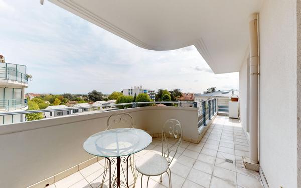 Appartement à vendre    3 pièces • 82 m2 Bron