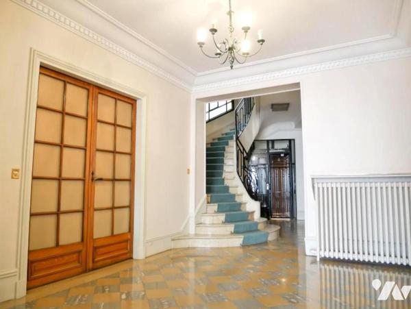 PARIS 7ème, Av Robert Schuman, Appartement 134 m², 5 pièces, cave, garage, chambres-de-bonnes.