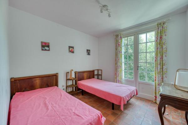 Maison de plain pied au coeur d'un terrain boisé à deux pas de l'océan